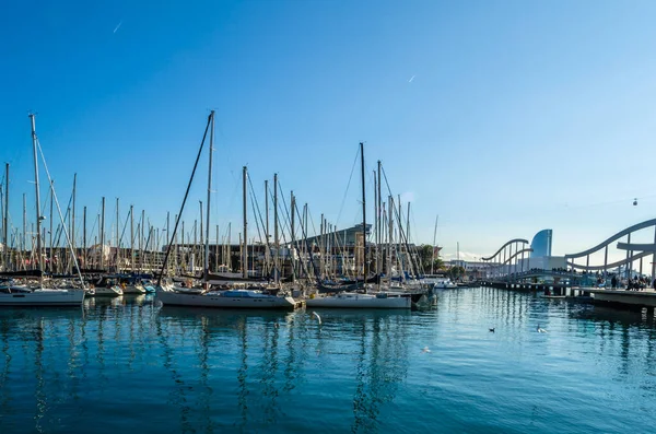 BARCELONA, İspanya - 8 Aralık 2013: Barcelona, Katalonya, İspanya limanındaki tekne manzarası