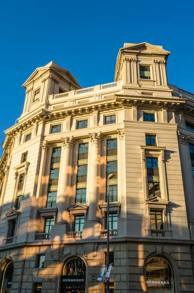 BARCELONA, İspanya - 6 Aralık 2013: Barcelona, İspanya 'da Burberry mağazası. Burberry 1856 'da kurulan lüks bir İngiliz moda evi.