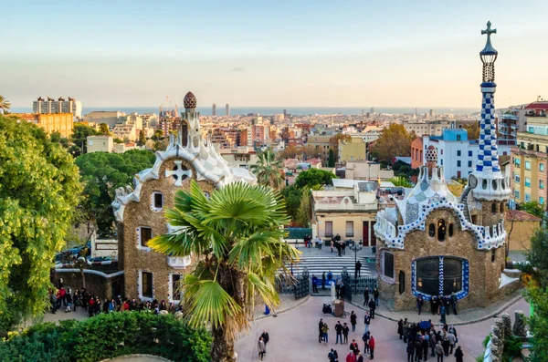BARCELONA, İspanya - 8 Aralık 2013: Katalan modernizminin ünlü mimar temsilcisi Antoni Gaudi tarafından tasarlanan Barselona, Katalonya 'daki ünlü Park Guell' i ziyaret eden turistler