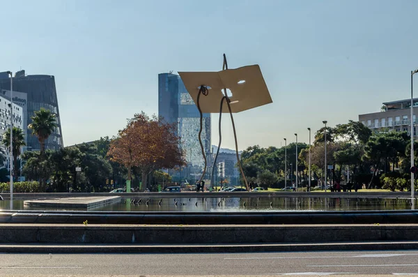 BARCELONA, İspanya - 8 Aralık 2013: Katalanca: David i Goliat (Katalanca: David i Goliat) heykeli, 1992 'de Barcelona' da düzenlenen Olimpiyat Oyunları bağlamında, paslanmaz çelik, boyalı çelik ve reçineden yapılmıştır.
