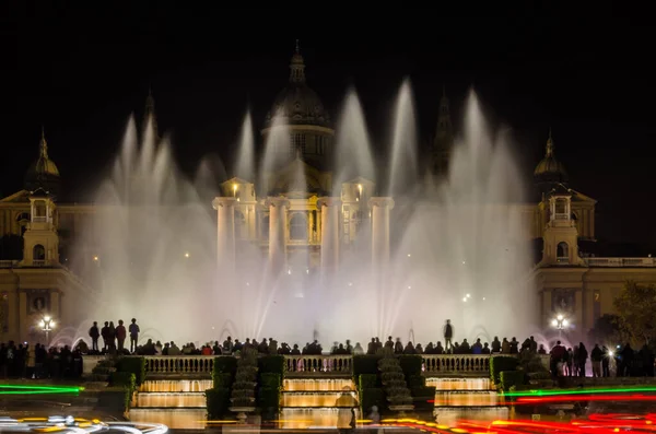 BARCELONA, SPAIN - 6 Aralık 2013: Montjuic 'in Sihirli Çeşmesi, Barselona, Katalonya, İspanya' da Carles Buigas tarafından tasarlanan ve 1929 Barcelona Uluslararası Fuarı için inşa edilen aydınlatılmış bir çeşme. 