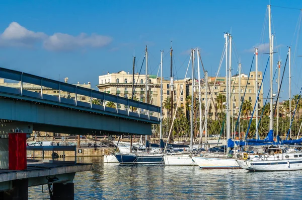 BARCELONA, İspanya - 8 Aralık 2013: Şehir manzarası, Katalonya, Barselona limanından manzara