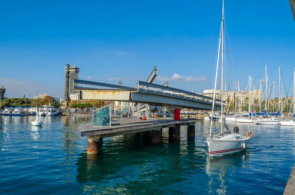 BARCELONA, İspanya - 8 Aralık 2013: Şehir manzarası, Katalonya, Barselona limanından manzara