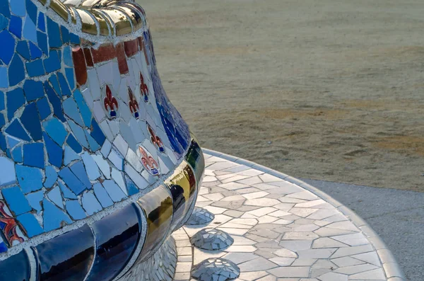 Katalan modernizminin ünlü mimar temsilcisi Antoni Gaudi tarafından tasarlanan Barselona, Katalonya 'daki ünlü Park Guell' in renkli mimari detayları.