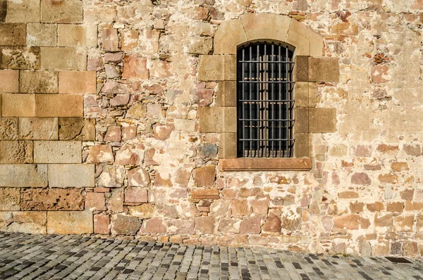 Bir pencere ve taş duvarın mimari ayrıntıları