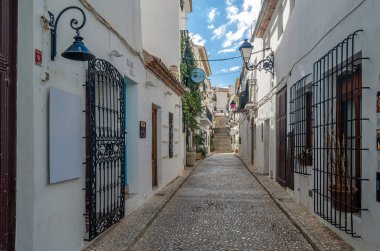 ALTEA, İspanya - 25 Ocak 2022: İspanya 'nın Alicante ilindeki Akdeniz beyaz köyünde dar sokaklar