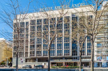 MADRID, İspanya - 12 Ocak 2022: Madrid, İspanya 'daki 5 yıldızlı Miguel Angel otelinin cephesi