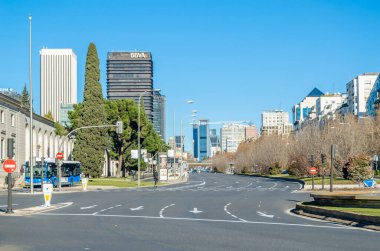 MADRID, İspanya - 12 Ocak 2022: Şehir manzarası, Nuevos Ministeios bölgesindeki Paseo de la Castellana manzarası. Paseo de la Castellana İspanya 'nın Madrid şehrinde güneyden kuzeye doğru uzanan büyük bir caddedir.