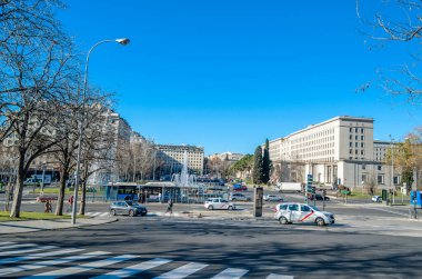 MADRID, İspanya - 12 Ocak 2022: Şehir manzarası, Nuevos Ministeios bölgesindeki Paseo de la Castellana manzarası. Paseo de la Castellana İspanya 'nın Madrid şehrinde güneyden kuzeye doğru uzanan büyük bir caddedir.