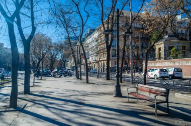 MADRID, İspanya - 12 Ocak 2022: Şehir manzarası, Madrid, İspanya 'nın büyük bir caddesi olan Paseo de la Castellana' nın güneyden kuzeye kestirme yolu