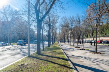 MADRID, İspanya - 12 Ocak 2022: Şehir manzarası, Madrid, İspanya 'nın büyük bir caddesi olan Paseo de la Castellana' nın güneyden kuzeye kestirme yolu