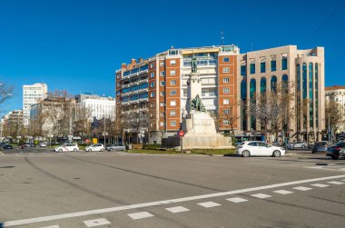 MADRID, İspanya - 12 Ocak 2022: Şehir manzarası, Madrid, İspanya 'nın büyük bir caddesi olan Paseo de la Castellana' nın güneyden kuzeye kestirme yolu
