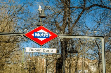 MADRID, İSPAN - 12 Ocak 2022: Ruben Dario metro istasyonundaki Madrid metro tabelasının ayrıntıları