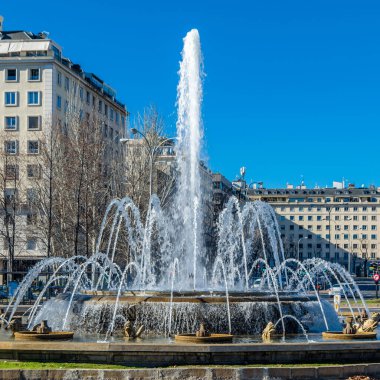 Madrid, İspanya 'daki Paseo de la Castellana' da güzel bir çeşme.