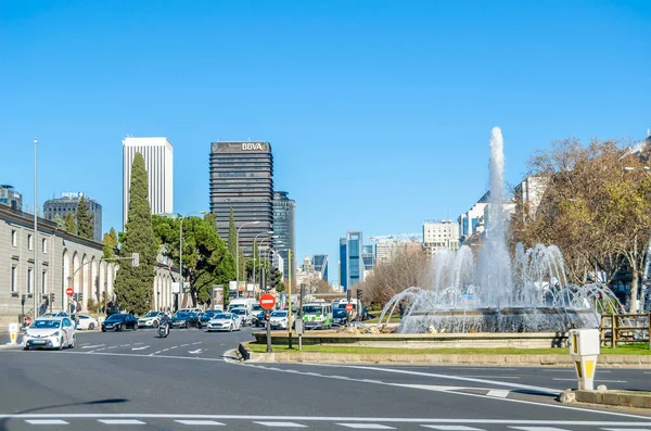 MADRID, İspanya - 12 Ocak 2022: Şehir manzarası, Nuevos Ministeios bölgesindeki Paseo de la Castellana manzarası. Paseo de la Castellana İspanya 'nın Madrid şehrinde güneyden kuzeye doğru uzanan büyük bir caddedir.