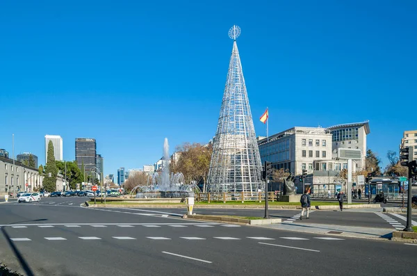 MADRID, İspanya - 12 Ocak 2022: Şehir manzarası, Nuevos Ministeios bölgesindeki Paseo de la Castellana manzarası. Paseo de la Castellana İspanya 'nın Madrid şehrinde güneyden kuzeye doğru uzanan büyük bir caddedir.