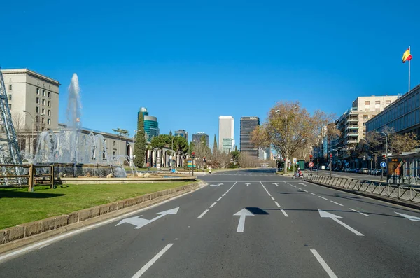 MADRID, İspanya - 12 Ocak 2022: Şehir manzarası, Nuevos Ministeios bölgesindeki Paseo de la Castellana manzarası. Paseo de la Castellana İspanya 'nın Madrid şehrinde güneyden kuzeye doğru uzanan büyük bir caddedir.