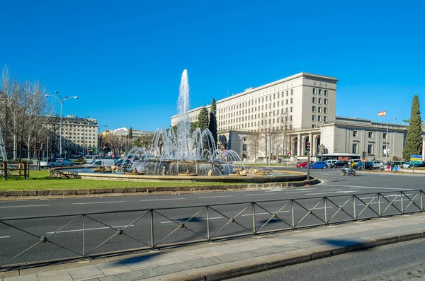 MADRID, İspanya - 12 Ocak 2022: Şehir manzarası, Nuevos Ministeios bölgesindeki Paseo de la Castellana manzarası. Paseo de la Castellana İspanya 'nın Madrid şehrinde güneyden kuzeye doğru uzanan büyük bir caddedir.