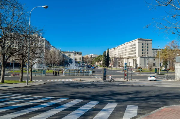 MADRID, İspanya - 12 Ocak 2022: Şehir manzarası, Nuevos Ministeios bölgesindeki Paseo de la Castellana manzarası. Paseo de la Castellana İspanya 'nın Madrid şehrinde güneyden kuzeye doğru uzanan büyük bir caddedir.