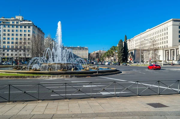 MADRID, İspanya - 12 Ocak 2022: Şehir manzarası, Nuevos Ministeios bölgesindeki Paseo de la Castellana manzarası. Paseo de la Castellana İspanya 'nın Madrid şehrinde güneyden kuzeye doğru uzanan büyük bir caddedir.