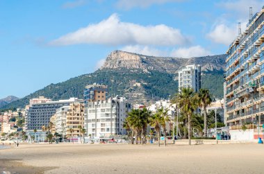 CALPE, İspanya - 26 Ocak 2022: Calpe, Alicante Eyaleti, Valencia Topluluğu, İspanya 'da sahile bakan binalar