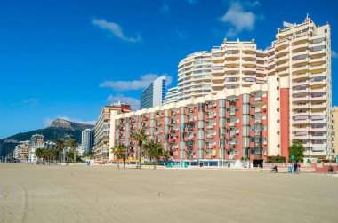 CALPE, İspanya - 26 Ocak 2022: Calpe, Alicante Eyaleti, Valencia Topluluğu, İspanya 'da sahile bakan binalar