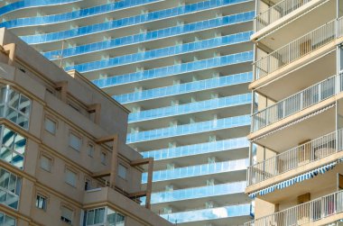 CALPE, İspanya - 26 Ocak 2022: Calpe, Alicante Eyaleti, Valencia Topluluğu, İspanya 'da sahile bakan binalar