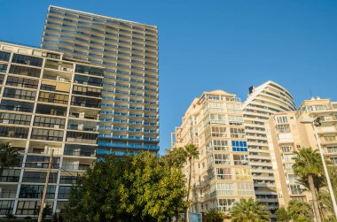 CALPE, İspanya - 26 Ocak 2022: Calpe, Alicante Eyaleti, Valencia Topluluğu, İspanya 'da sahile bakan binalar