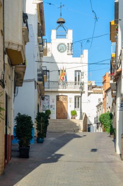 CALPE, İspanya - 26 Ocak 2022: Renkli binaların ve dar sokakların manzarası, Akdeniz 'in Calpe, Alicante ilinin tarihi merkezinde mimari