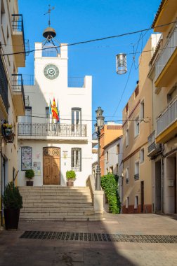 CALPE, İspanya - 26 Ocak 2022: Renkli binaların ve dar sokakların manzarası, Akdeniz 'in Calpe, Alicante ilinin tarihi merkezinde mimari