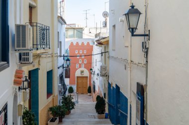 CALPE, İspanya - 26 Ocak 2022: Renkli binaların ve dar sokakların manzarası, Akdeniz 'in Calpe, Alicante ilinin tarihi merkezinde mimari