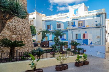 CALPE, İspanya - 26 Ocak 2022: Renkli binaların ve dar sokakların manzarası, Akdeniz 'in Calpe, Alicante ilinin tarihi merkezinde mimari