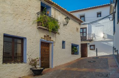 CALPE, İspanya - 27 Ocak 2022: Renkli binalar ve dar sokaklar, Akdeniz 'in Calpe, Alicante ilinin tarihi merkezinde mimari görüş, Valencia Topluluğu, İspanya