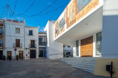 CALPE, SPAIN - 26 Ocak 2022: 1973 yılında inşa edilen Nuestra Senora de las Nieves Kilisesi, Akdeniz 'in Calpe, Alicante ilinin tarihi merkezinde, Valencia Topluluğu, İspanya