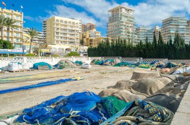 CALPE, İspanya - 26 Ocak 2022: Görüş, İspanya 'nın Valencia Topluluğu' nun Alicante eyaletinin Akdeniz kıyısındaki Calpe kasabasının balıkçılık limanını oluşturur.