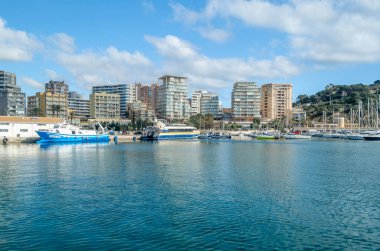 CALPE, İspanya - 26 Ocak 2022: Akdeniz kıyısındaki Calpe, Alicante ilinin balıkçılık limanı, Valencia Topluluğu, İspanya