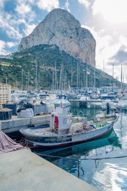 CALPE, İspanya - 26 Ocak 2022: Arka planda Penon de Ifach, Alicante Eyaleti, Valencia Topluluğu, İspanya