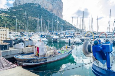 CALPE, İspanya - 26 Ocak 2022: Arka planda Penon de Ifach, Alicante Eyaleti, Valencia Topluluğu, İspanya