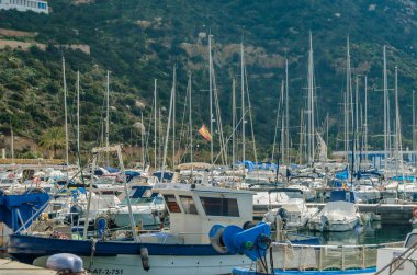 CALPE, İspanya - 26 Ocak 2022: Arka planda Penon de Ifach, Alicante Eyaleti, Valencia Topluluğu, İspanya