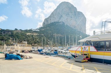 CALPE, İspanya - 26 Ocak 2022: Arka planda Penon de Ifach, Alicante Eyaleti, Valencia Topluluğu, İspanya