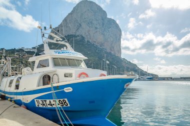 CALPE, İspanya - 26 Ocak 2022: Arka planda Penon de Ifach, Alicante Eyaleti, Valencia Topluluğu, İspanya