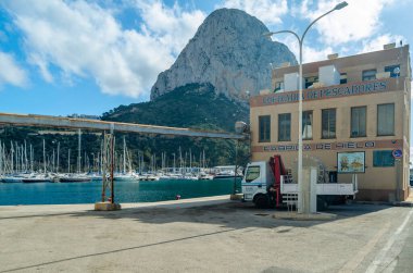 CALPE, İspanya - 26 Ocak 2022: Arka planda Penon de Ifach, Alicante Eyaleti, Valencia Topluluğu, İspanya