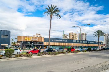 CALPE, İspanya - 24 Ocak 2022: Calpe, Alicante Eyaleti 'ndeki Mercat süpermarketimin cephesi, Valencia Topluluğu, İspanya