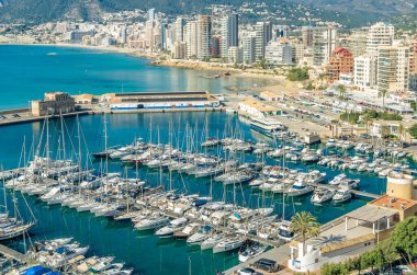 CALPE, İspanya - 27 Ocak 2022: Penon de Ifach Doğal Parkı, Alicante Eyaleti, Valencia Topluluğu, İspanya 'dan Calpe balıkçılık limanının görüntüsü