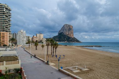 CALPE, İspanya - 24 Ocak 2022: Calpe, Alicante Eyaleti, Valencia Topluluğu, İspanya
