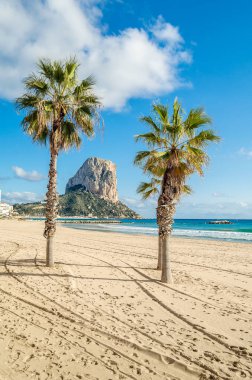 Arka planda Penon de Ifach ile Calpe plajı manzarası, Alicante ili, İspanya