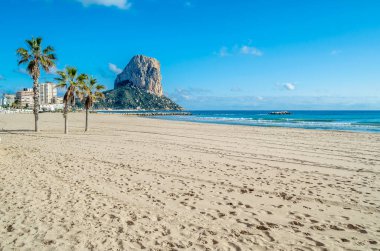 Arka planda Penon de Ifach ile Calpe plajı manzarası, Alicante ili, İspanya