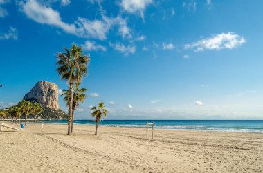 Arka planda Penon de Ifach ile Calpe plajı manzarası, Alicante ili, İspanya