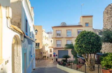 Renkli binaların ve dar sokakların manzarası, Akdeniz 'in tarihi merkezi olan Calpe, Alicante vilayeti, Valencia Community, İspanya' da mimari
