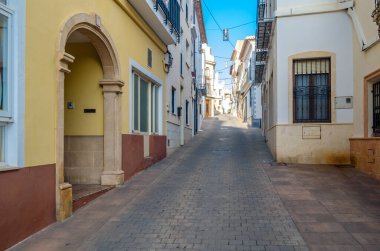 Renkli binaların ve dar sokakların manzarası, Akdeniz 'in tarihi merkezi olan Calpe, Alicante vilayeti, Valencia Community, İspanya' da mimari